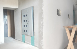 Старт робіт зі штукатурки у під’їзді та монтаж електрощитів