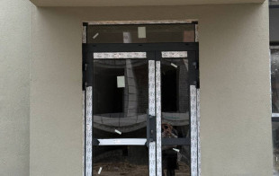 Встановили вхідні двері в під'їзді!