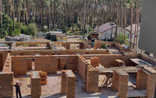 Активні роботи по влаштуванню монолітного залізобетонного поясу!