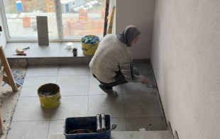 Старт - укладання плитки у під’їзді!